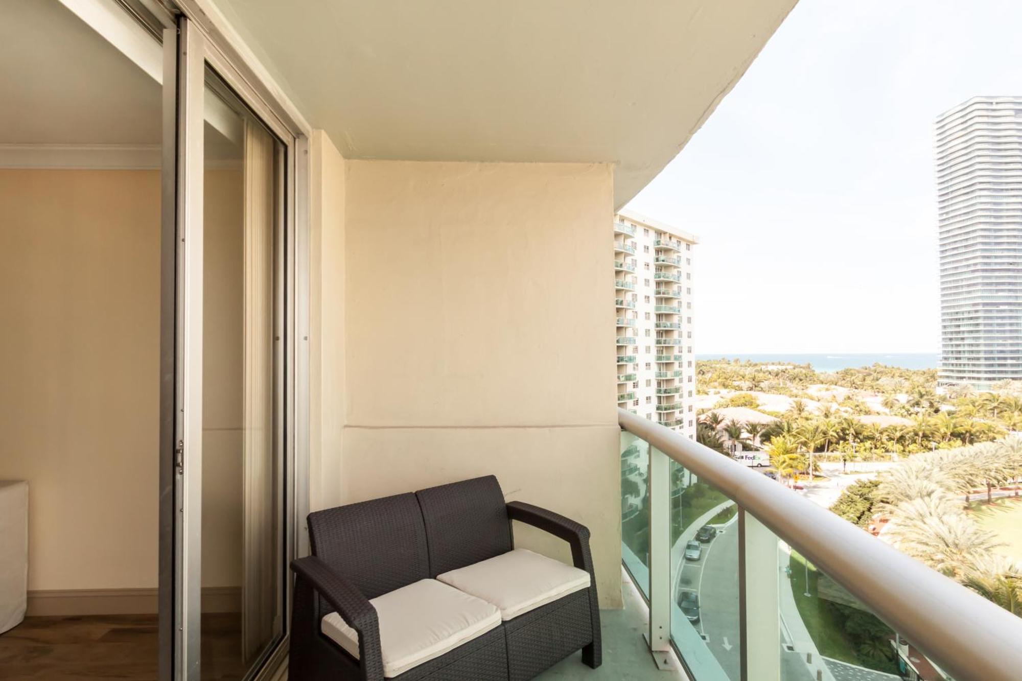 Ocean Reserve Luxury Condos Across From Sunny Isles Beach Miami Beach Bilik gambar